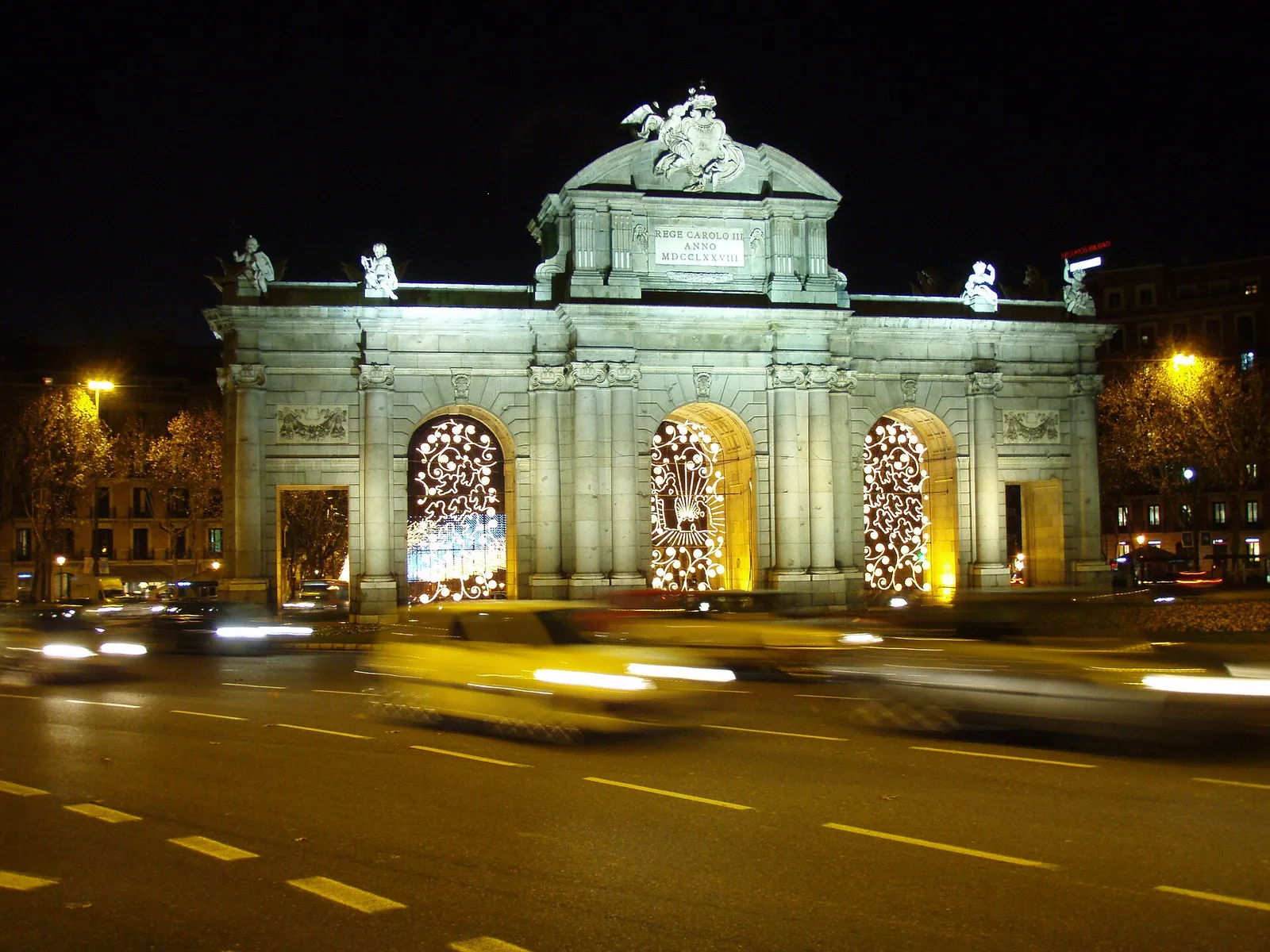 La Puerta de Alcalá de Madrid bajo un cielo despejado