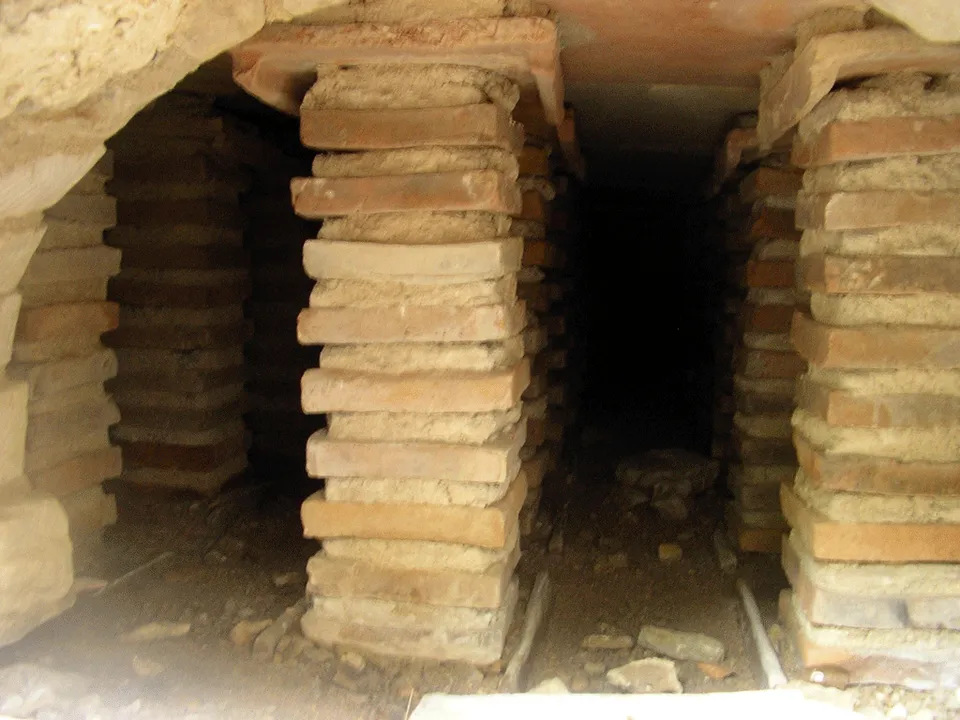 Restos de un hipocausto romano, el sistema de calefacción bajo el suelo de las termas