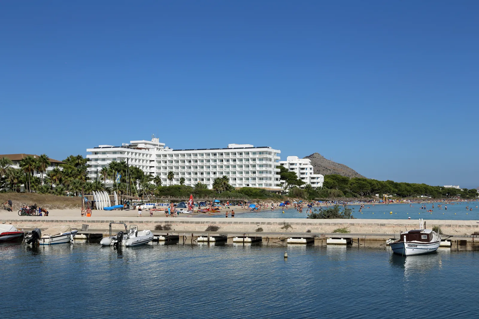 Arena fina y aguas turquesas de la Platja de Muro, en el norte de Mallorca