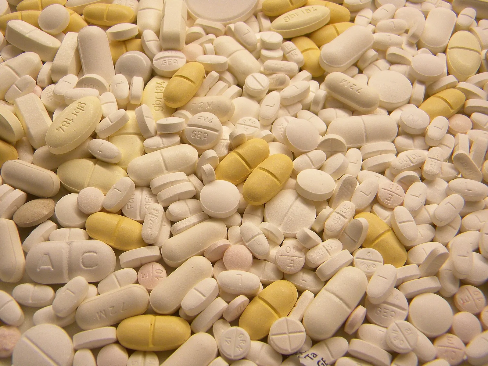 Diversas pastillas y medicamentos (imagen de archivo)