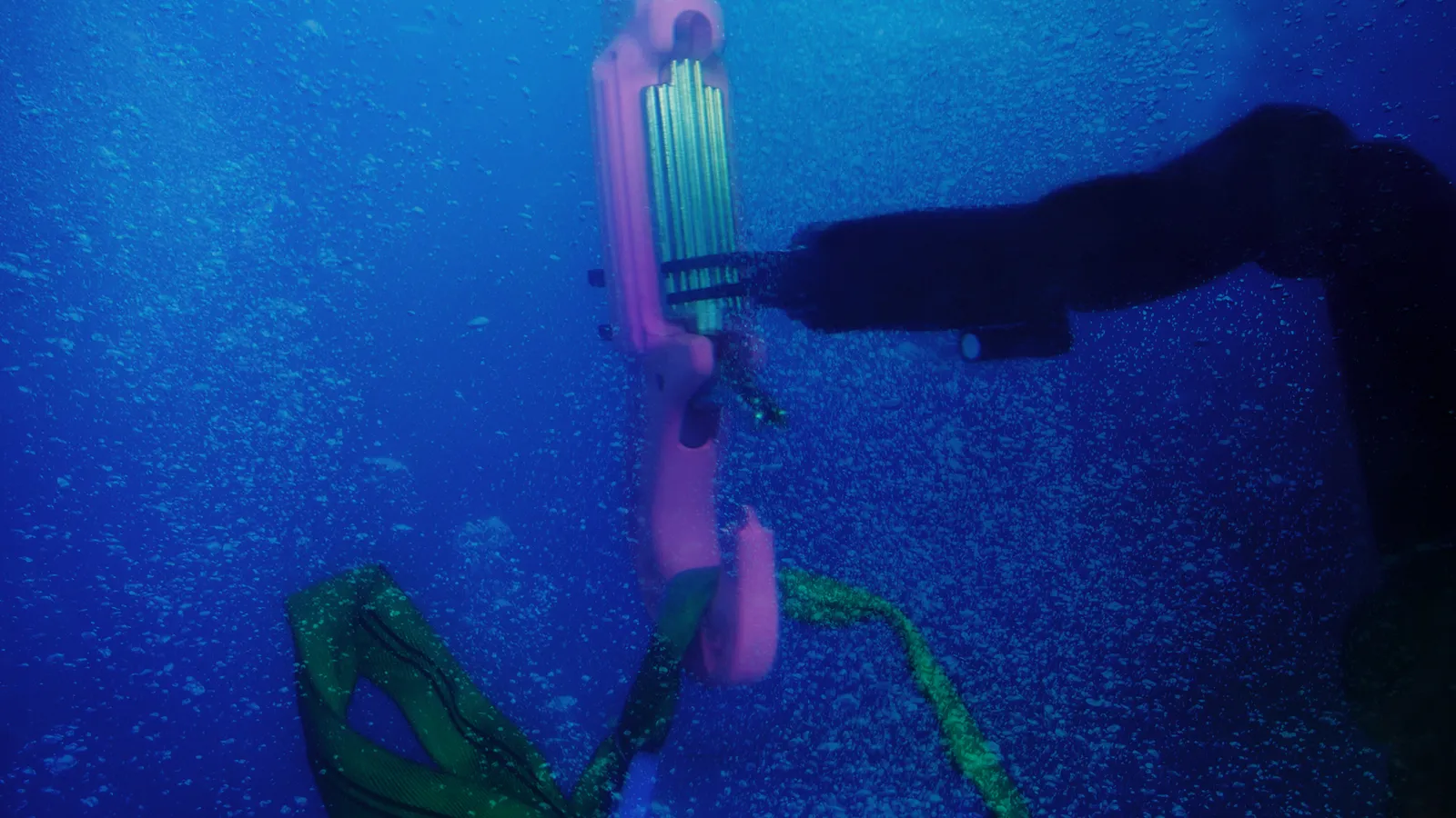 Brazo manipulador de un robot submarino operando en el fondo marino