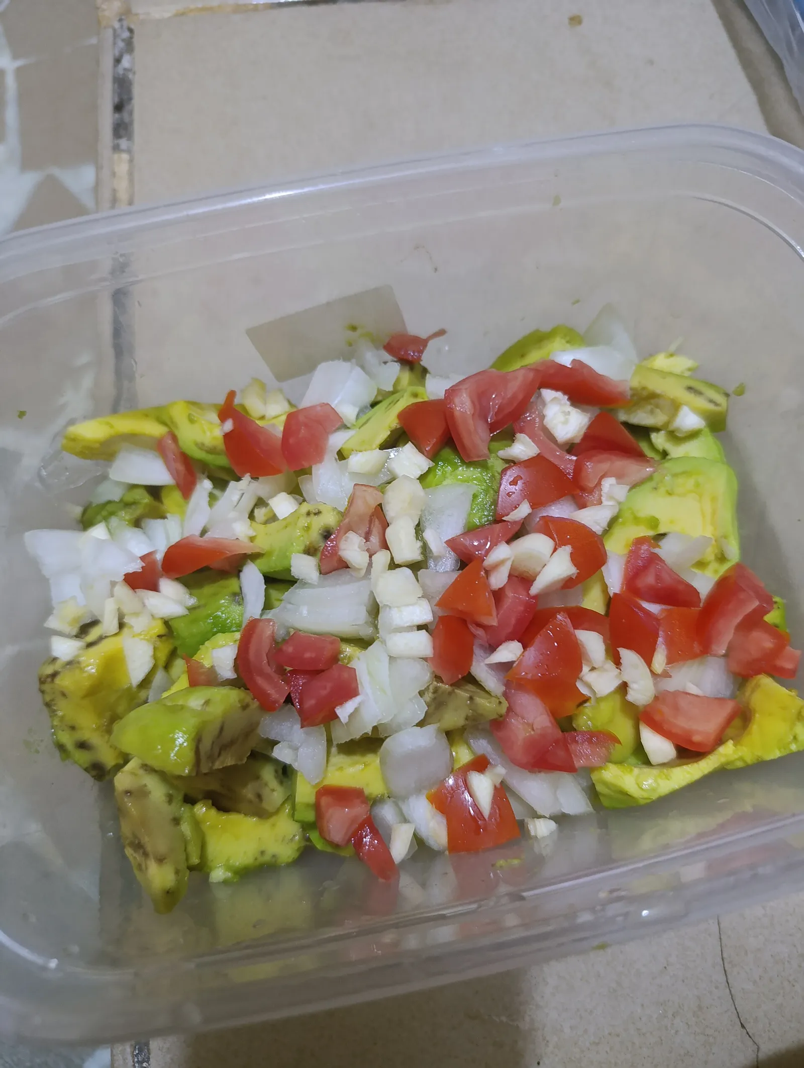Un plato elaborado con aguacate