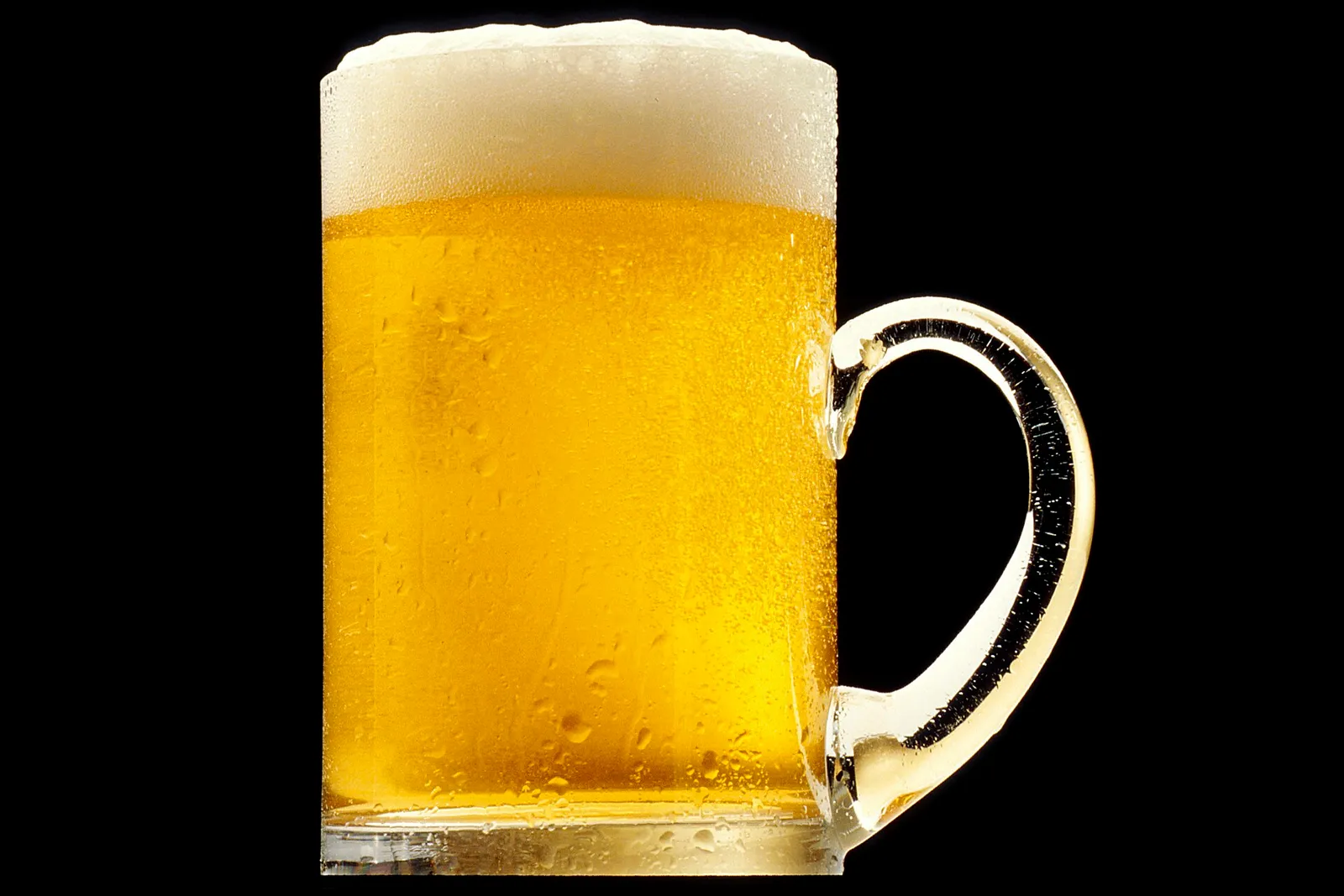 Varias jarras de cerveza sobre una mesa
