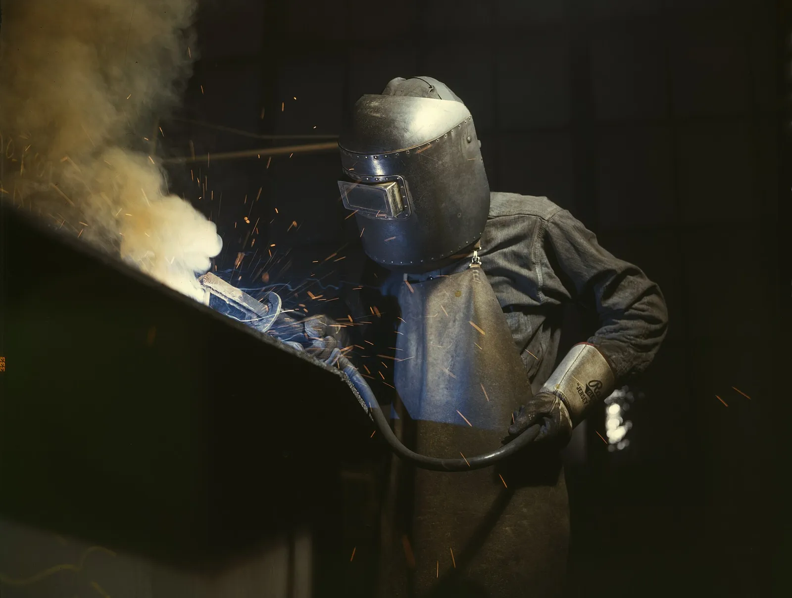 Un soldador trabajando (imagen de archivo)