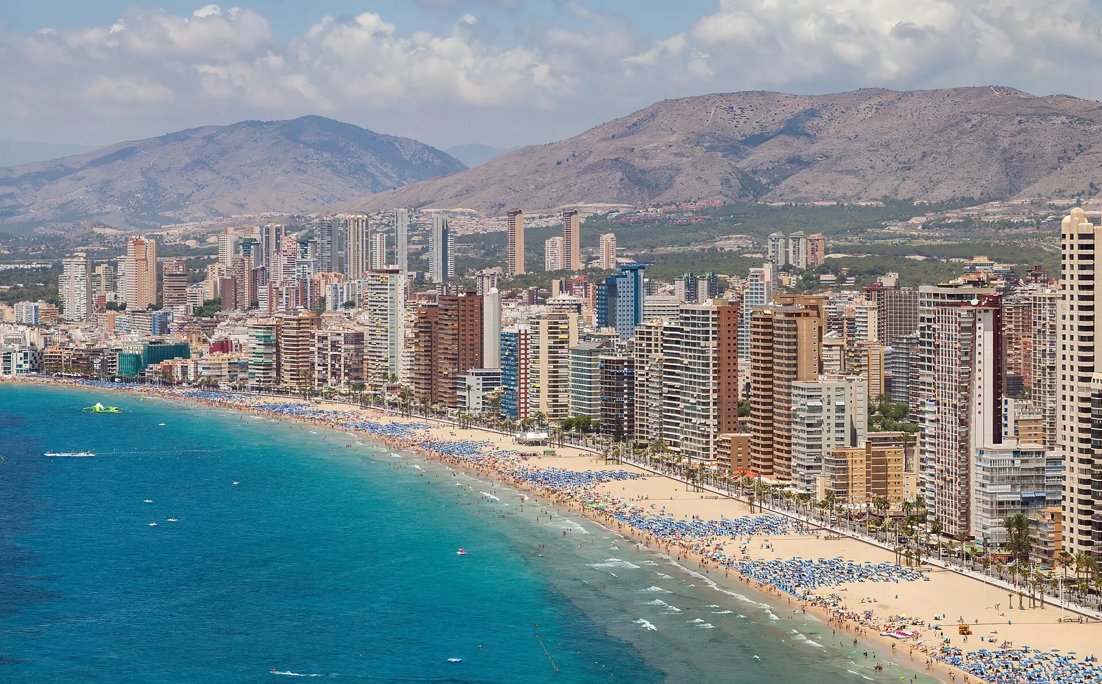 Playa de Levante de Benidorm llena de bañistas en verano