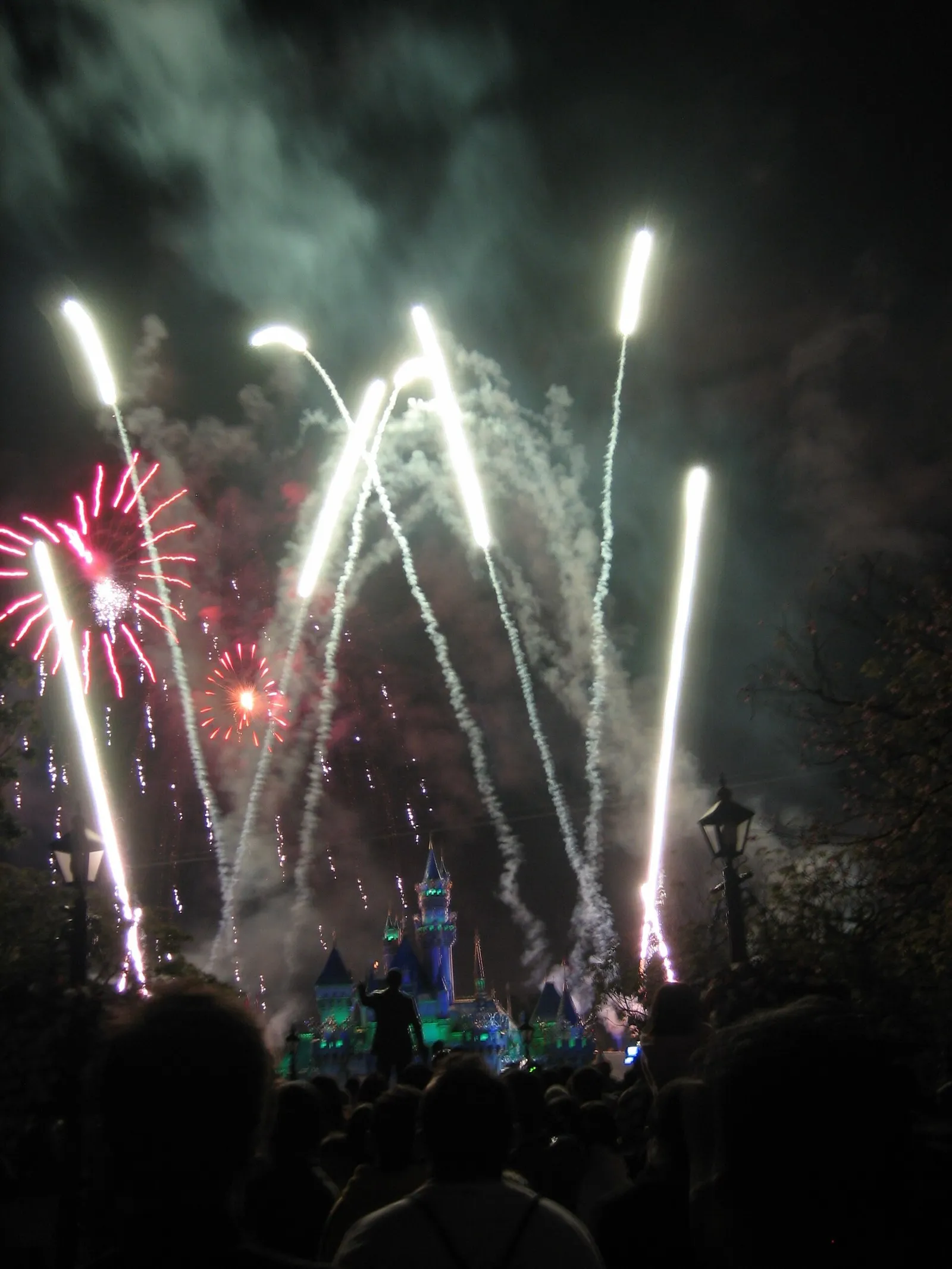 Castillo de Disney con fuegos artificiales (imagen de archivo)