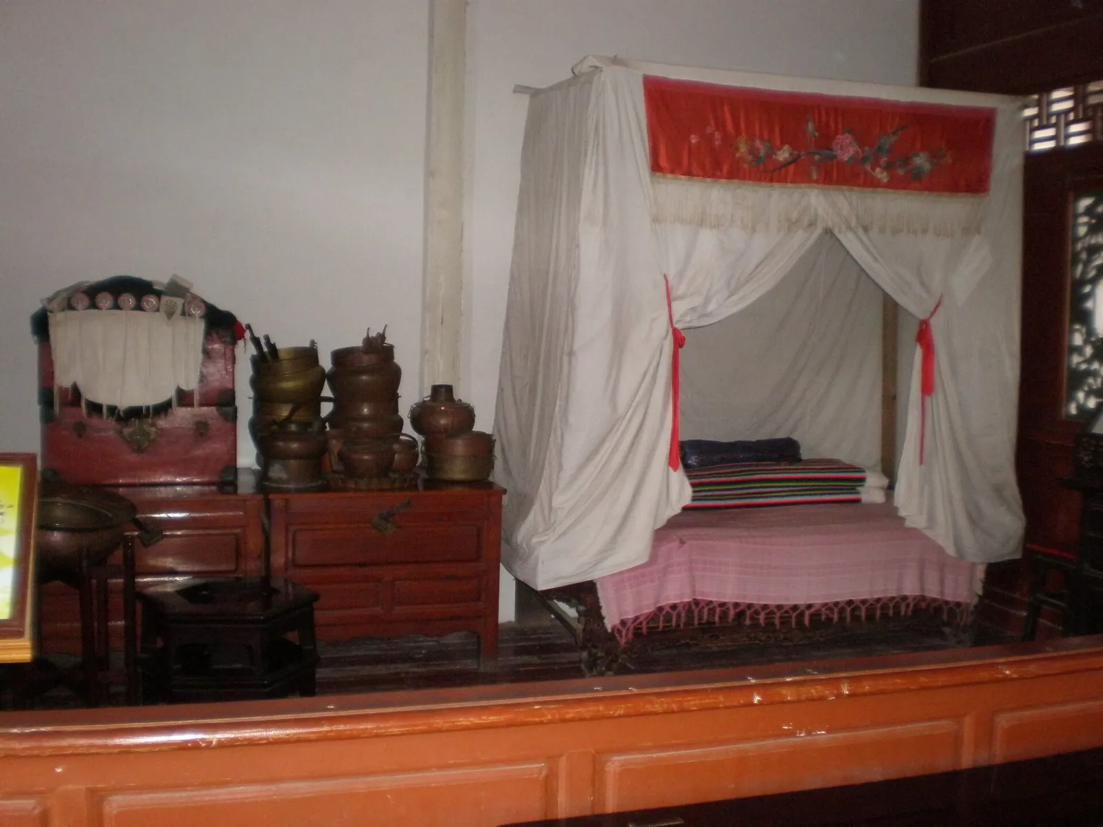 Un dormitorio con una cama preparada (imagen de archivo)