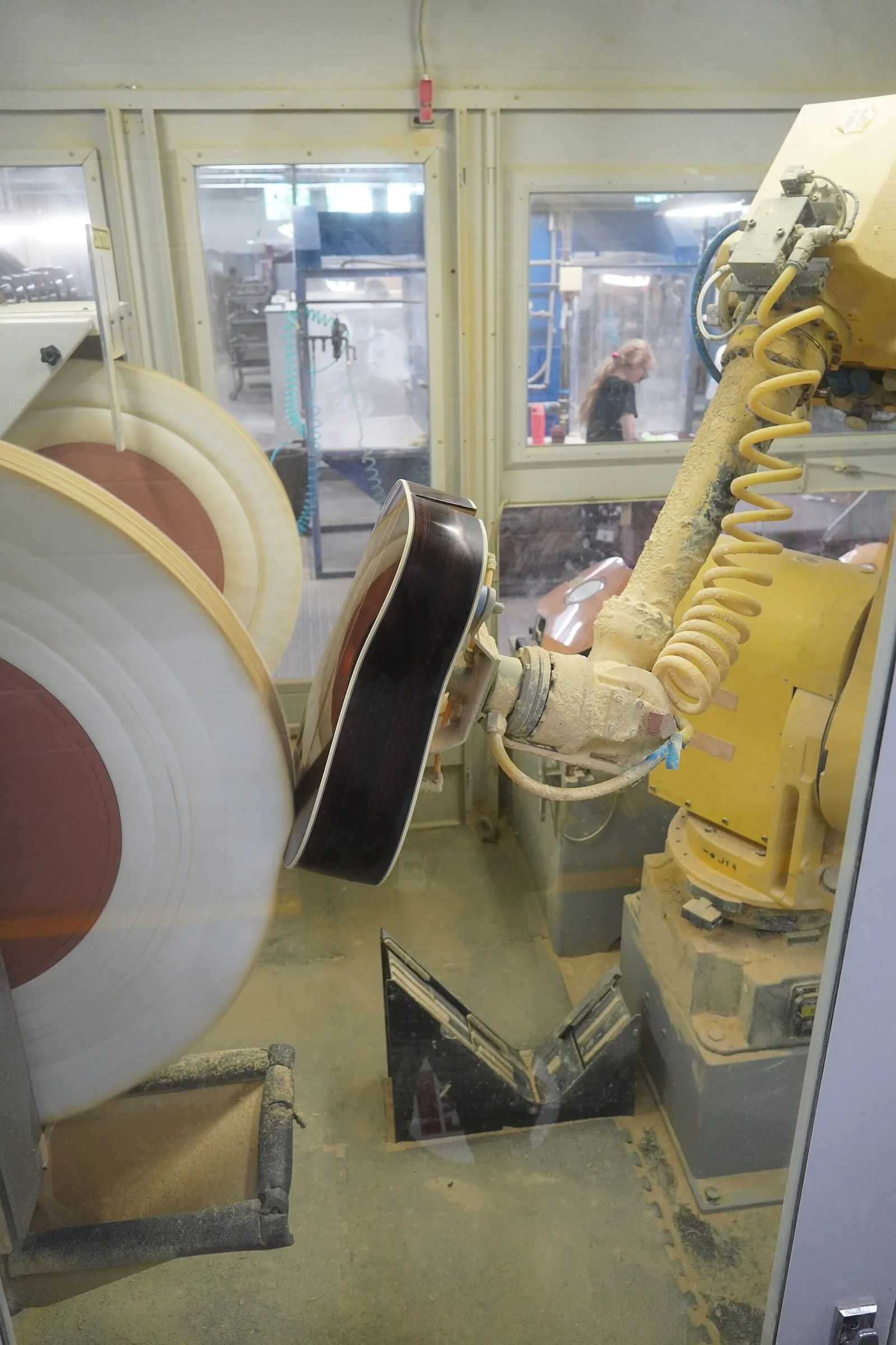 Un brazo robótico industrial trabajando en una línea de producción