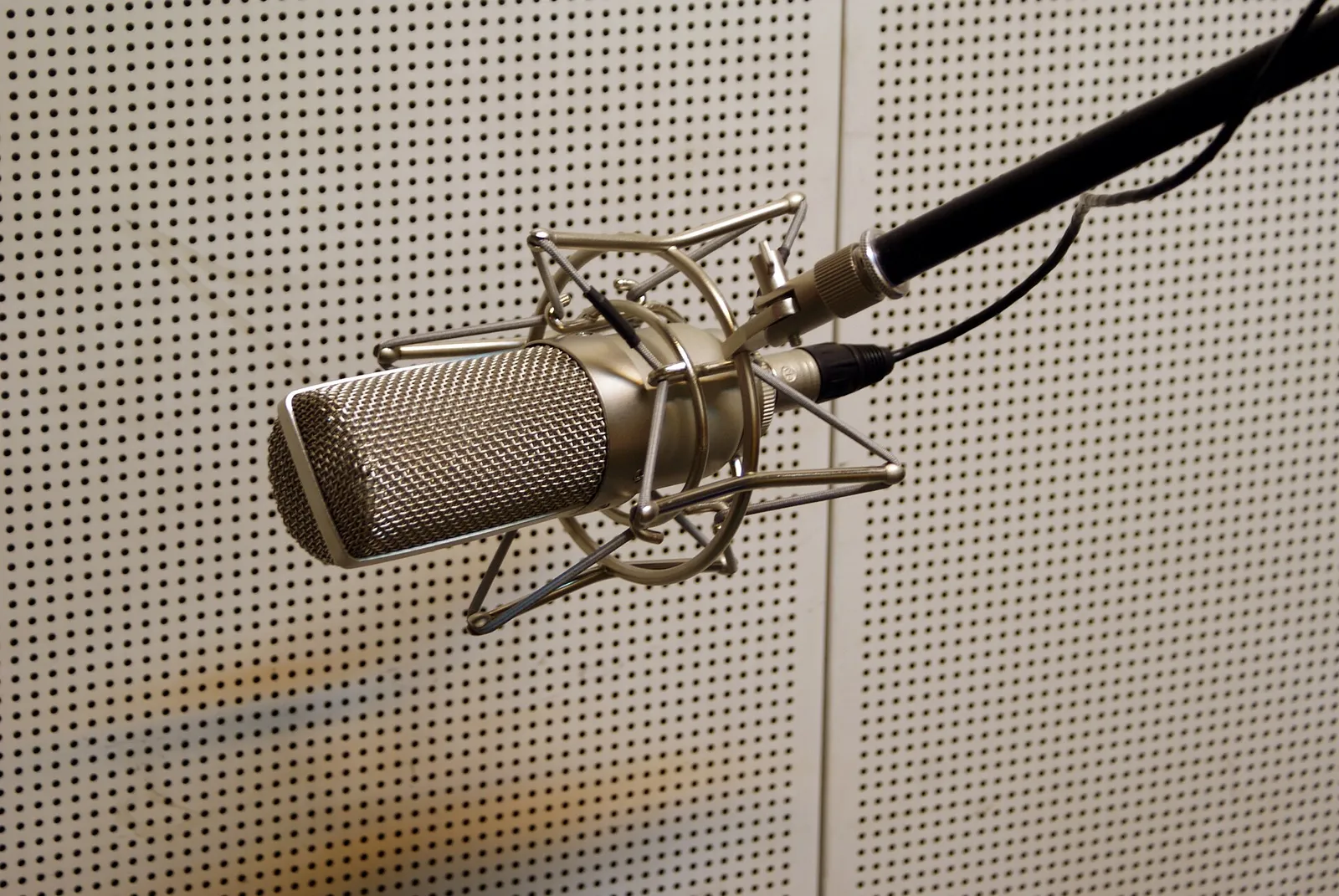 Un micrófono en un estudio de grabación (imagen de archivo)