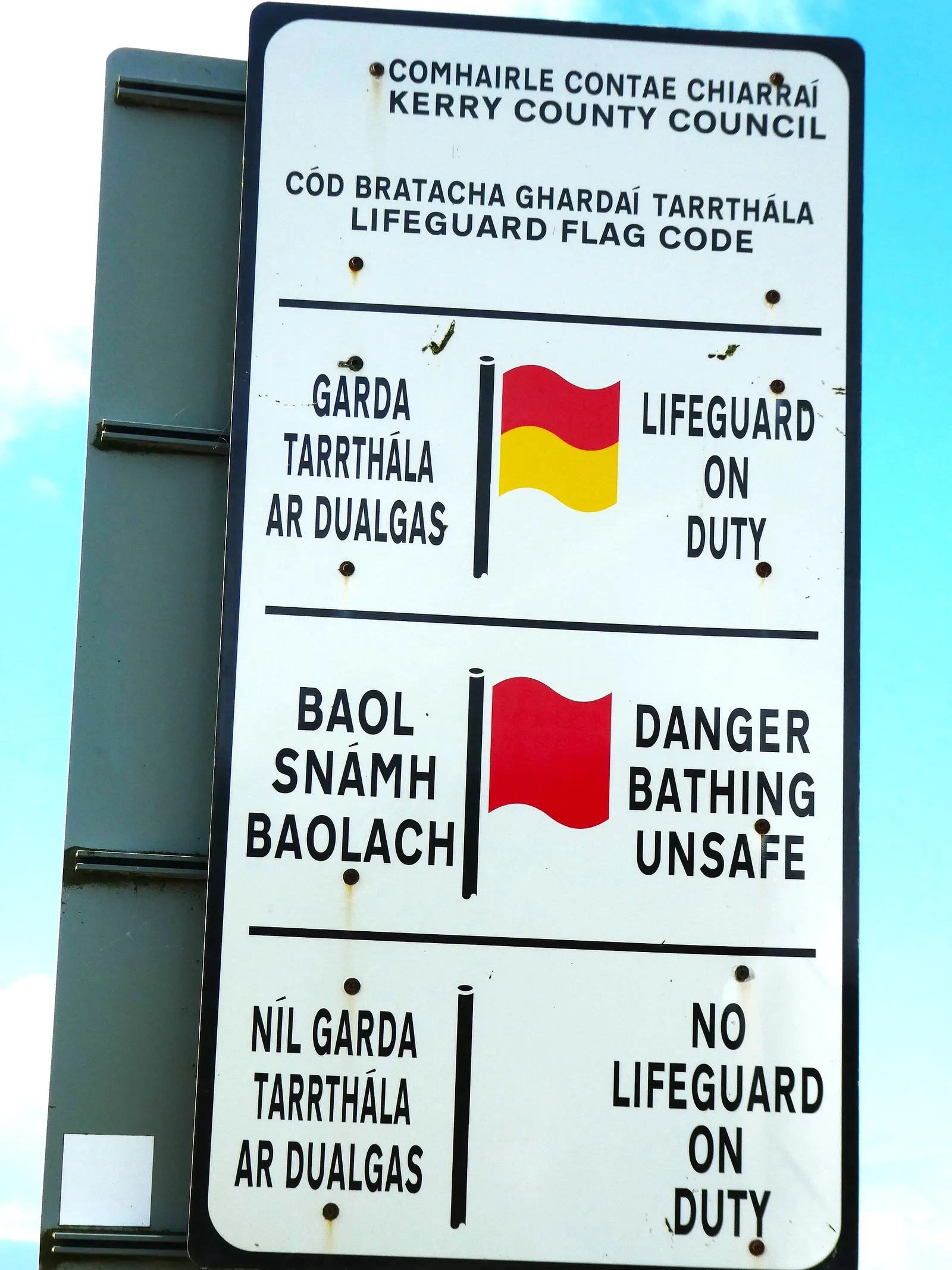 Una señal de advertencia en una playa (imagen de archivo)