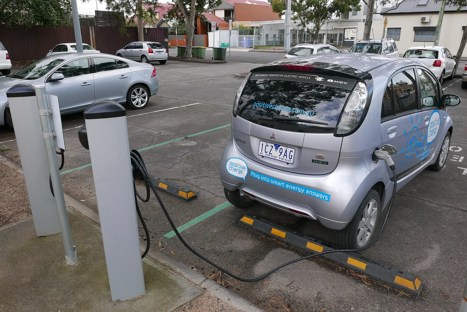 Un coche eléctrico compacto cargando (imagen ilustrativa)
