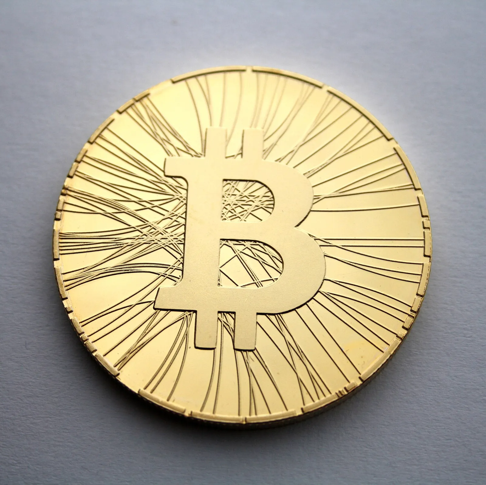 Representación física de una moneda de bitcoin (imagen de archivo)