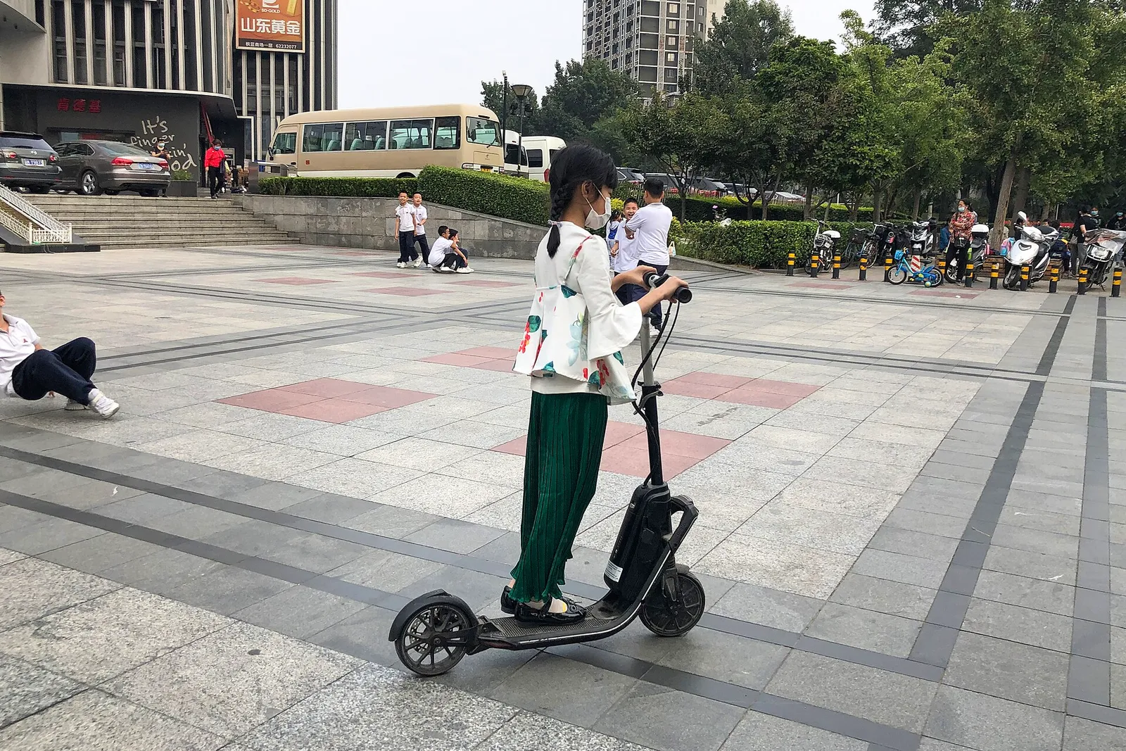 Una persona circulando en un patinete eléctrico por la calle