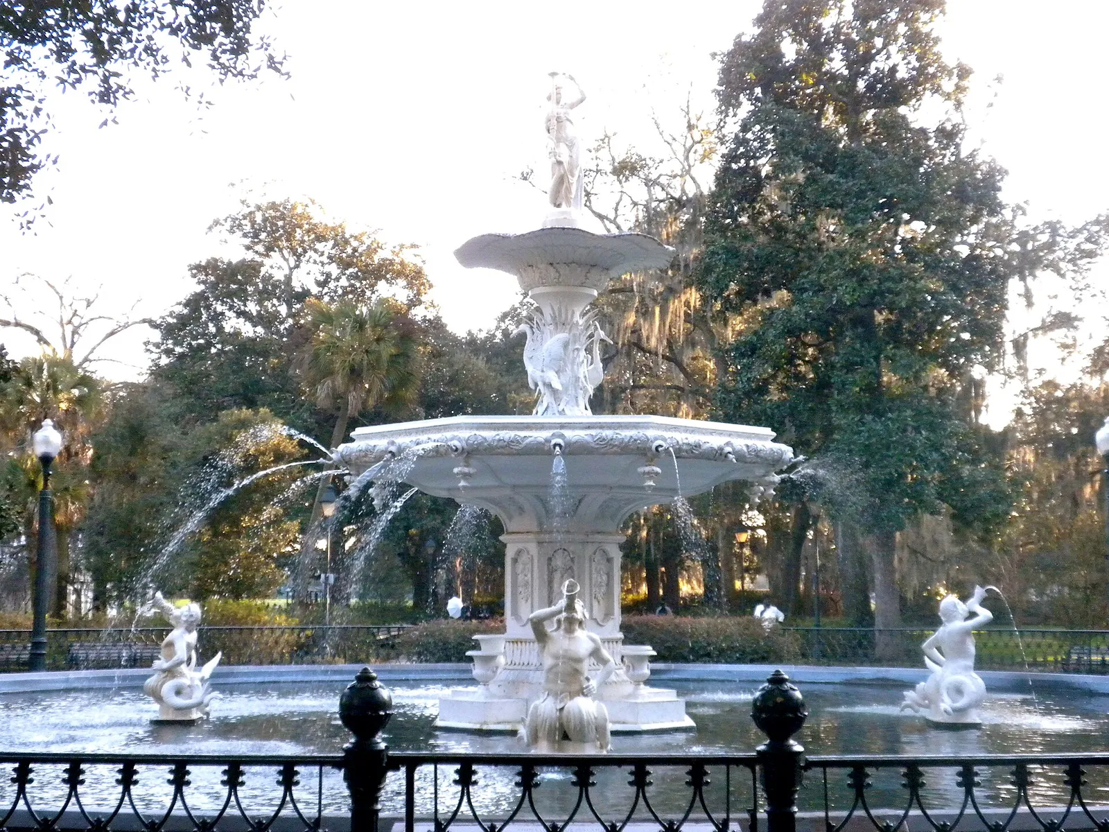 Una fuente pública en un parque