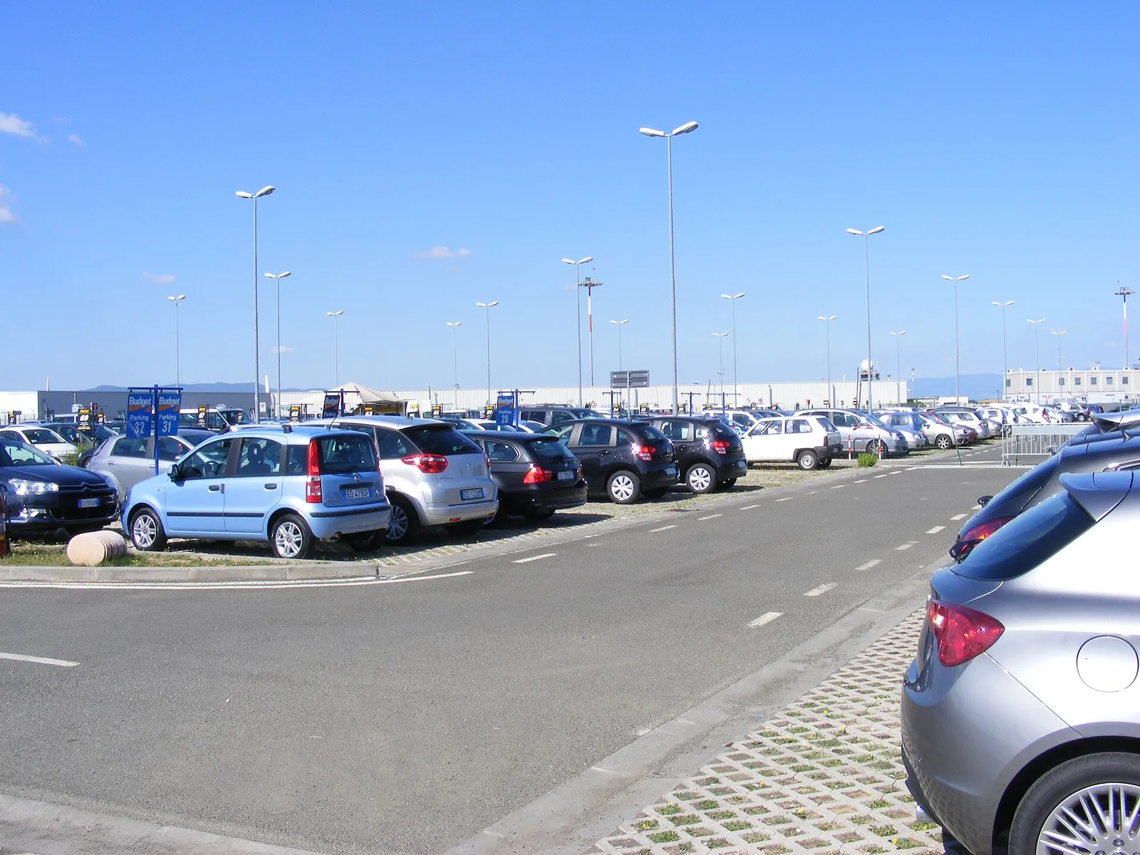 Coches de alquiler aparcados junto a un aeropuerto
