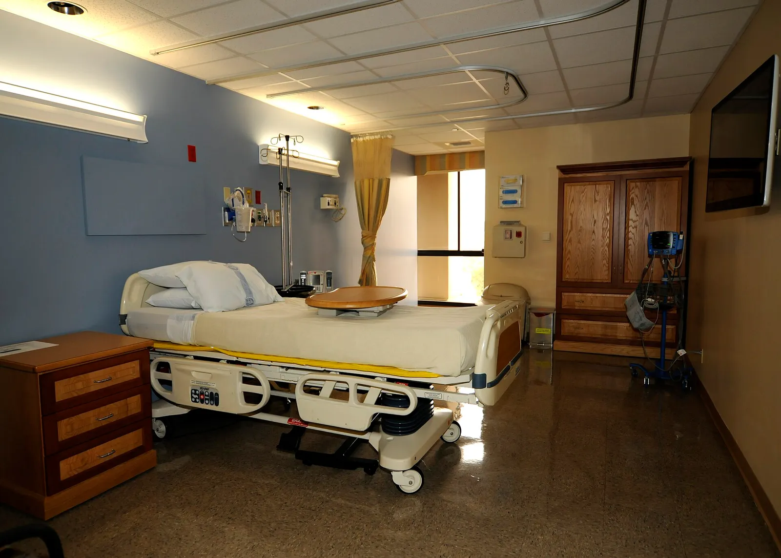 Una habitación de hospital con televisión (imagen de archivo)