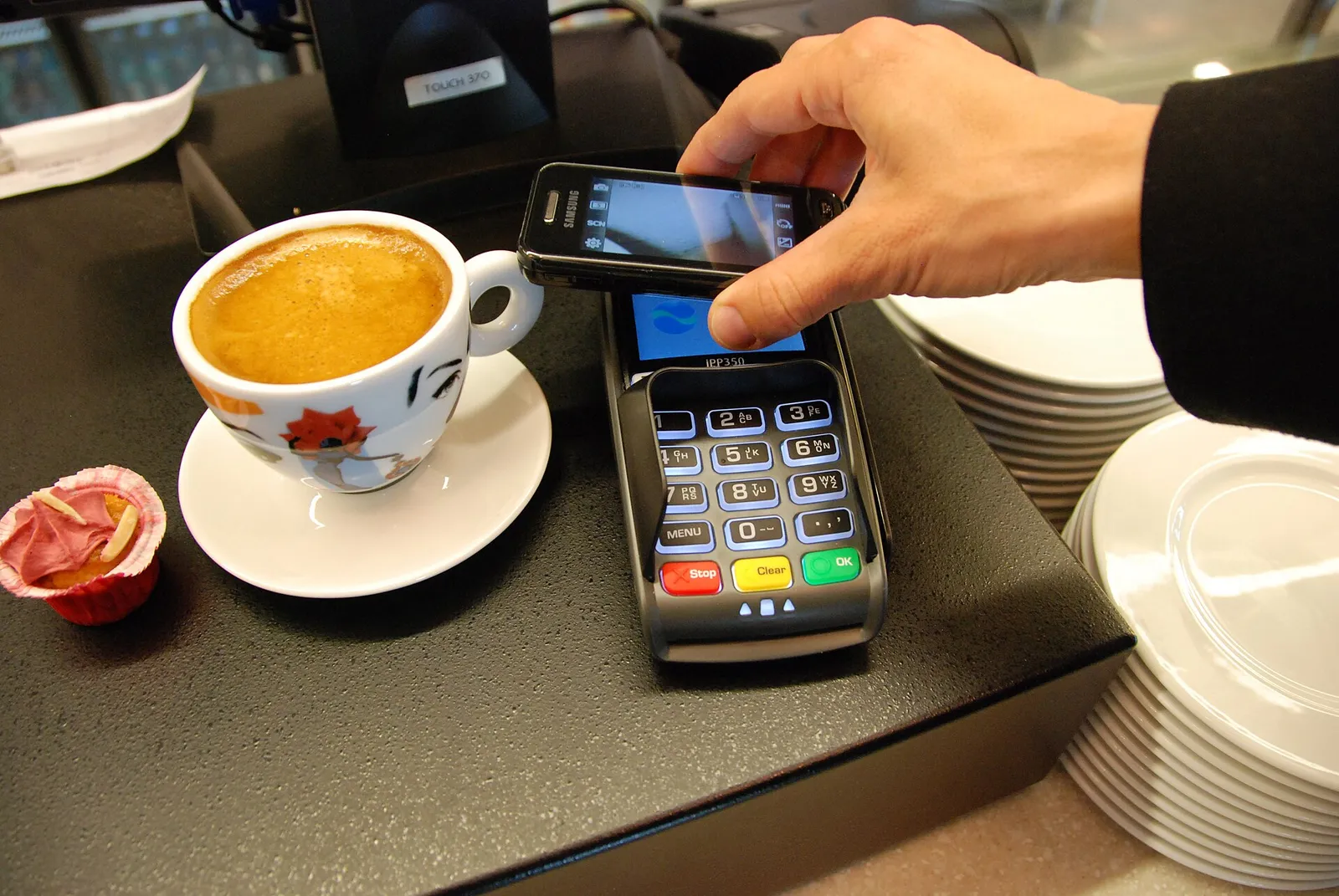Pago con el teléfono móvil en un datáfono (imagen de archivo)