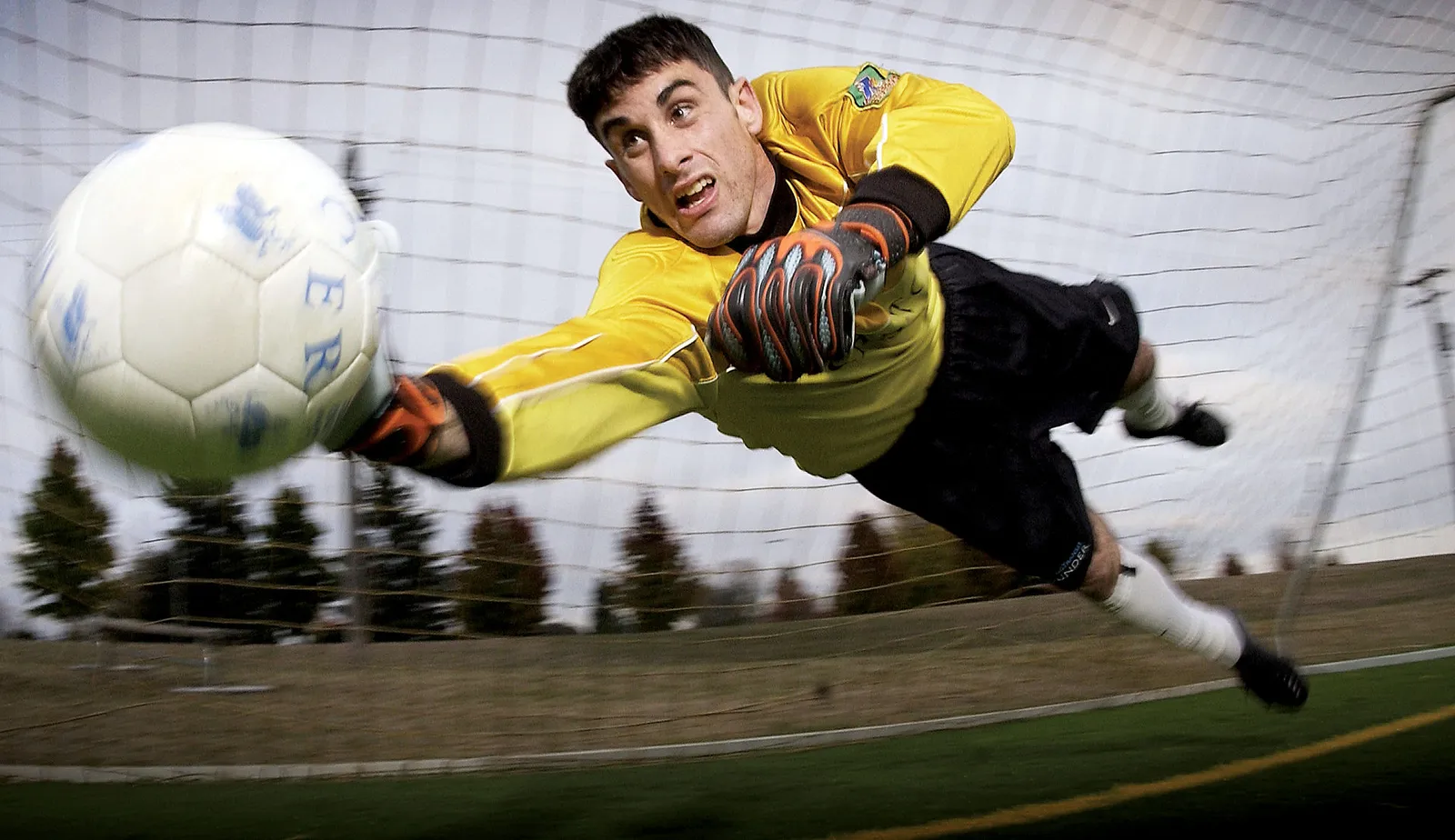 Un portero de fútbol en acción