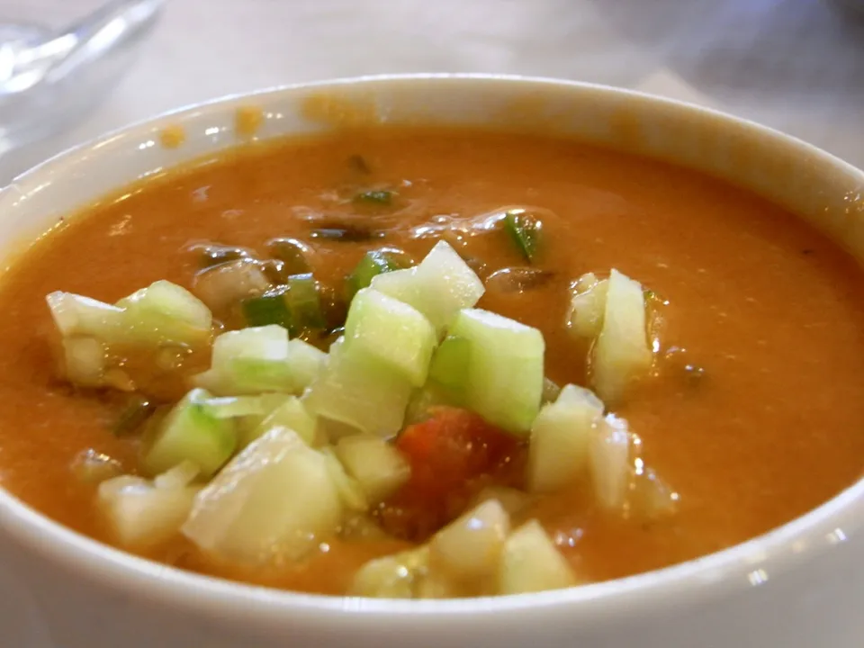 Un bol de gazpacho andaluz servido con su guarnición