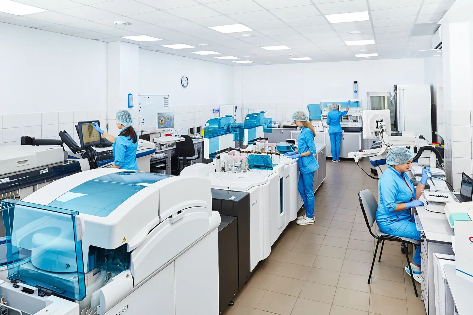 Técnicos trabajando en un laboratorio de análisis clínicos