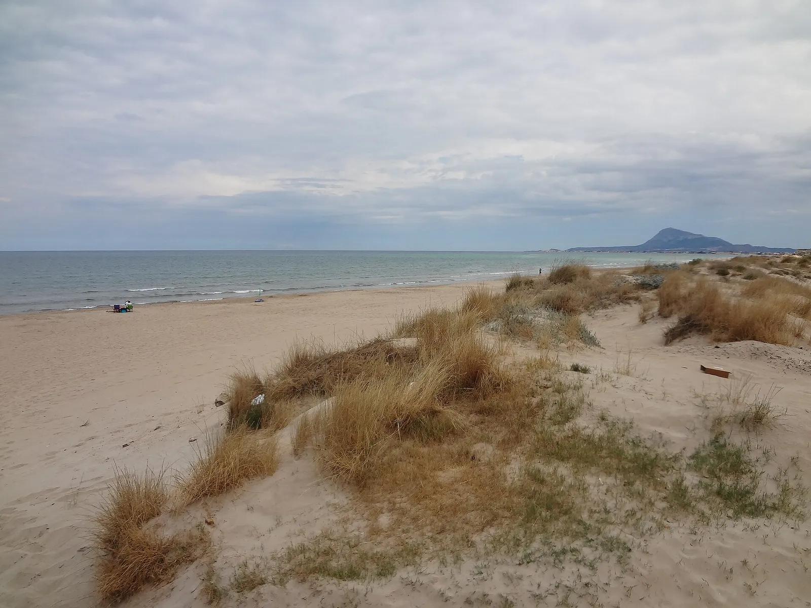 Playa mediterránea en Oliva, Comunidad Valenciana (imagen de archivo)