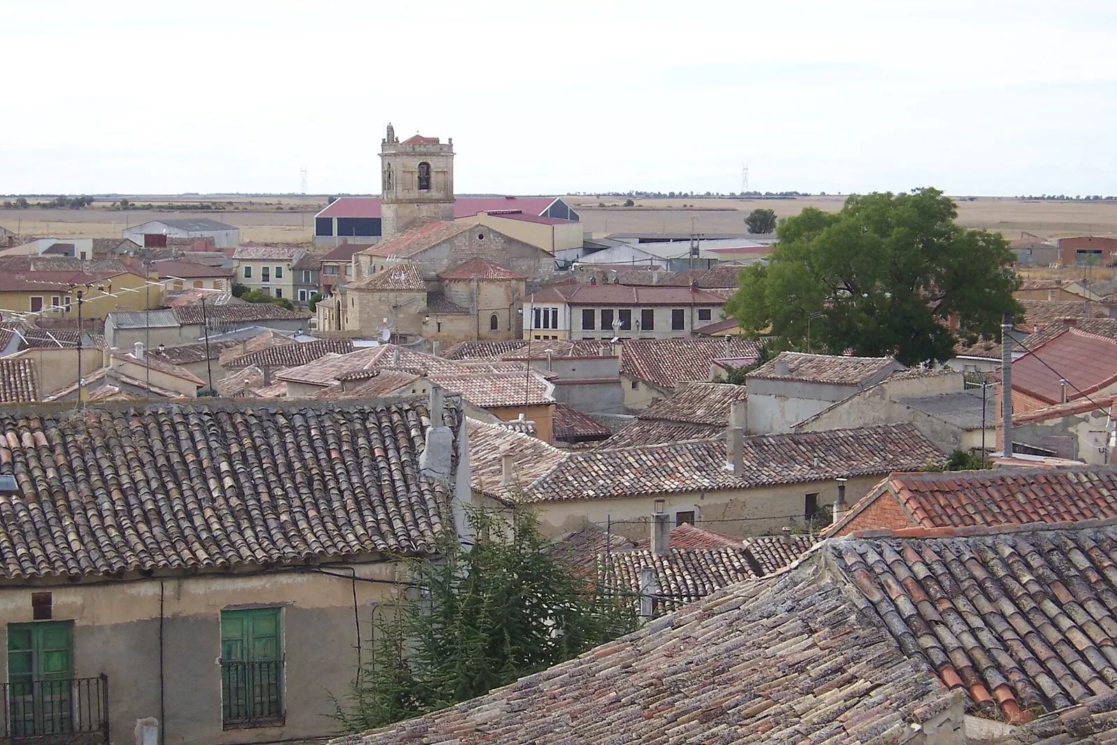 Caserío e iglesia en la comarca de los Montes Torozos, en la provincia de Valladolid (imagen de archivo)