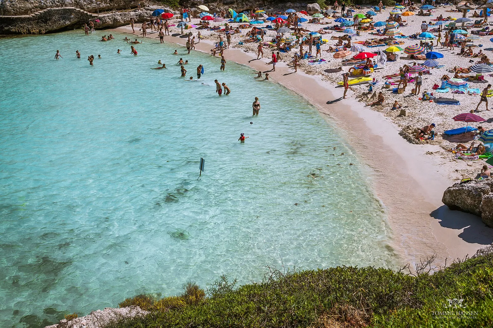 Bañistas en la Cala Llombards, en Mallorca, durante el verano