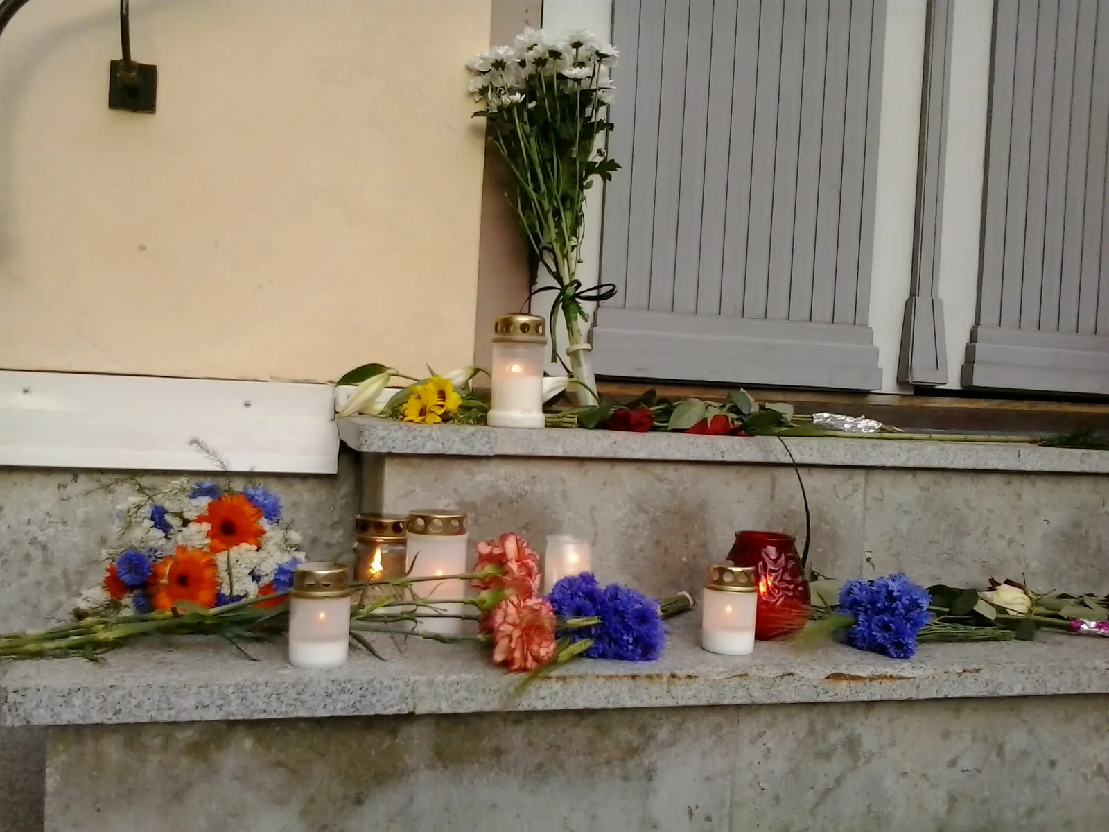 Flores y velas en una vigilia (imagen simbólica de archivo)