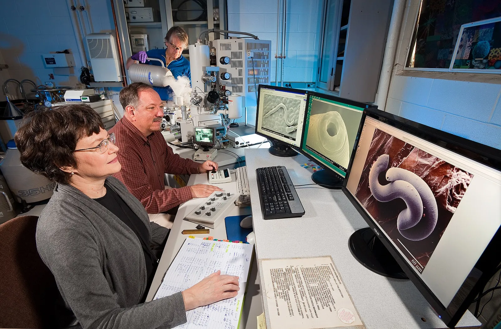 Investigadores trabajan con un microscopio electrónico (imagen de archivo)