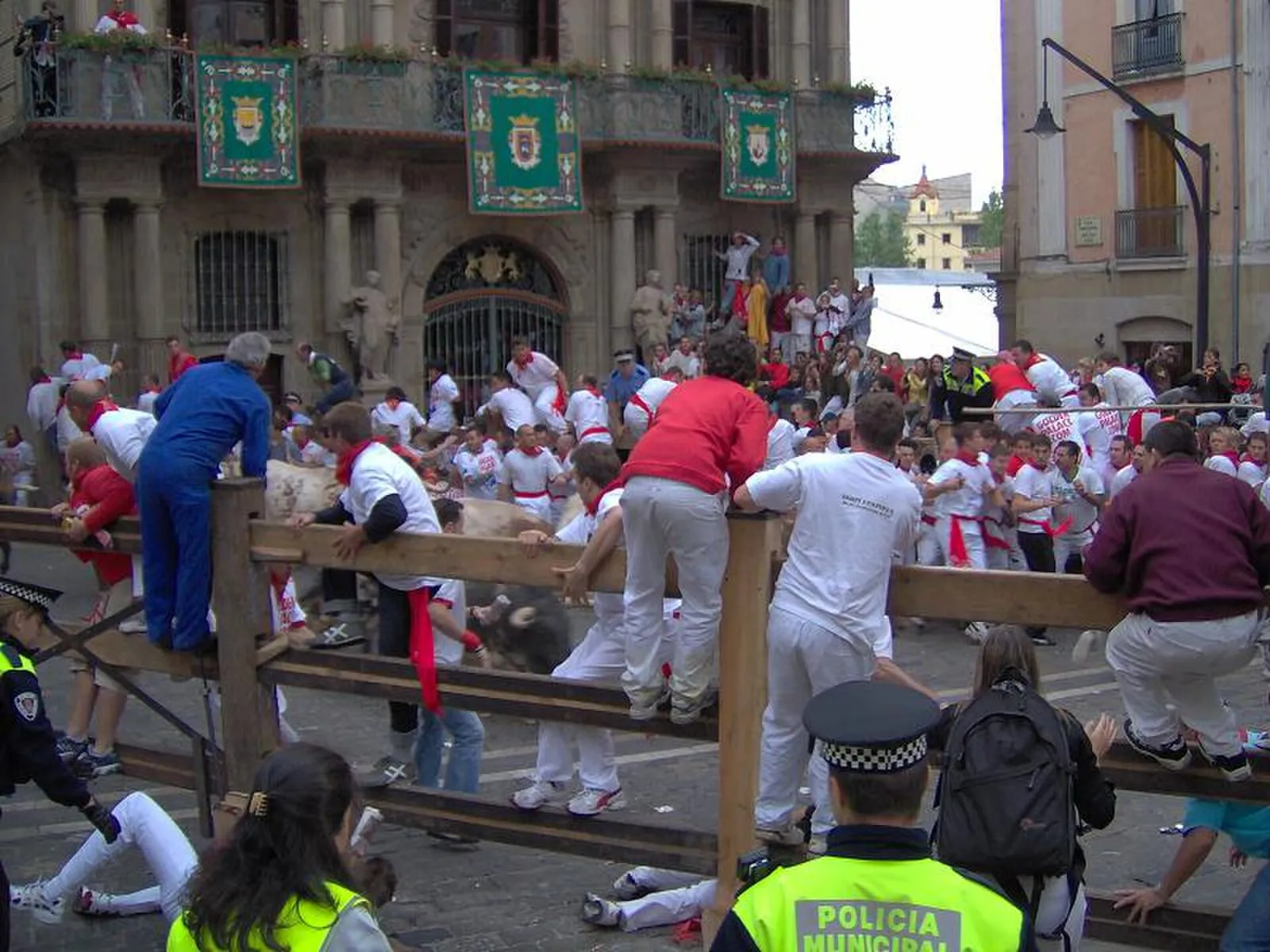 Corredores y toros durante un encierro de San Fermín en Pamplona
