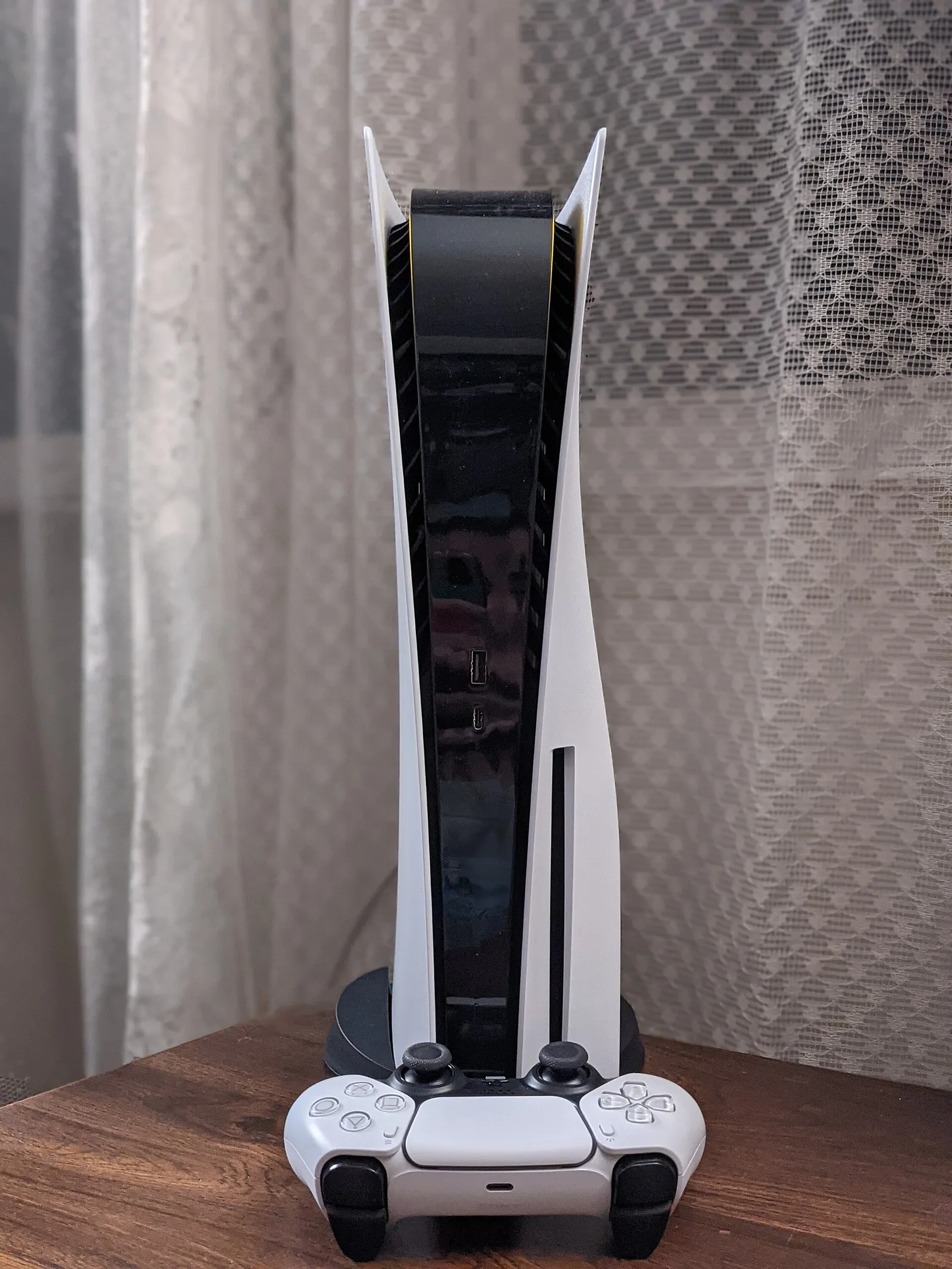 Una consola PlayStation 5 con su mando DualSense