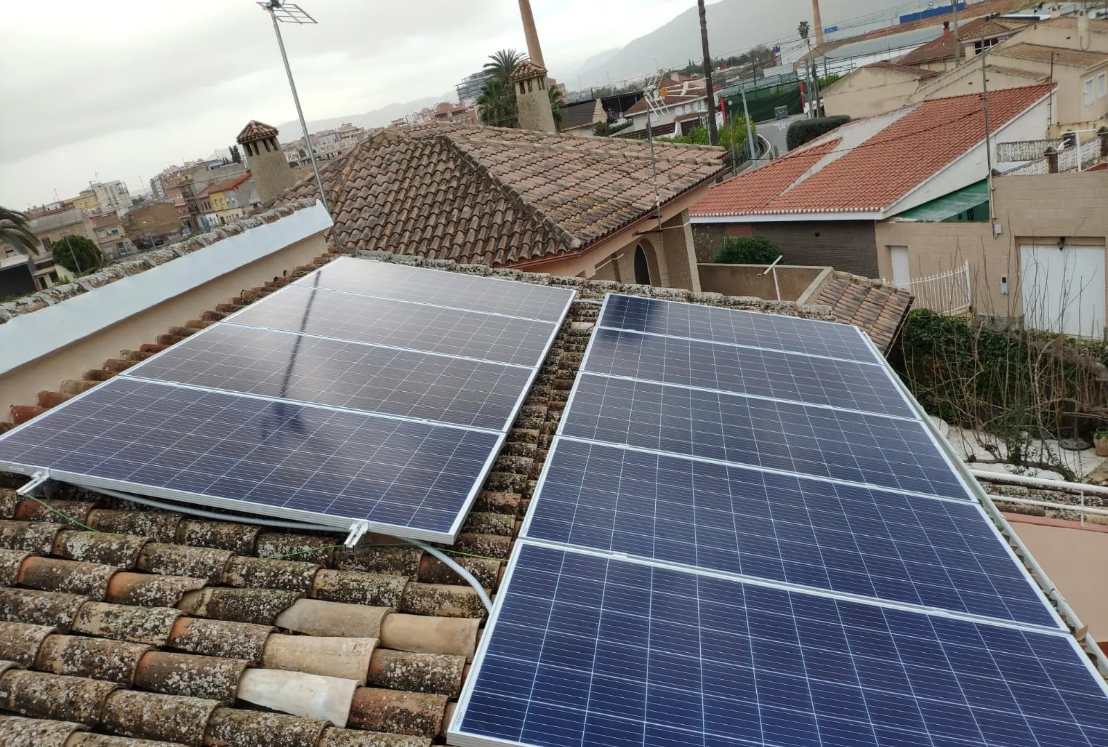 Instalación de placas solares en una cubierta, el negocio con el que Holaluz se dio a conocer