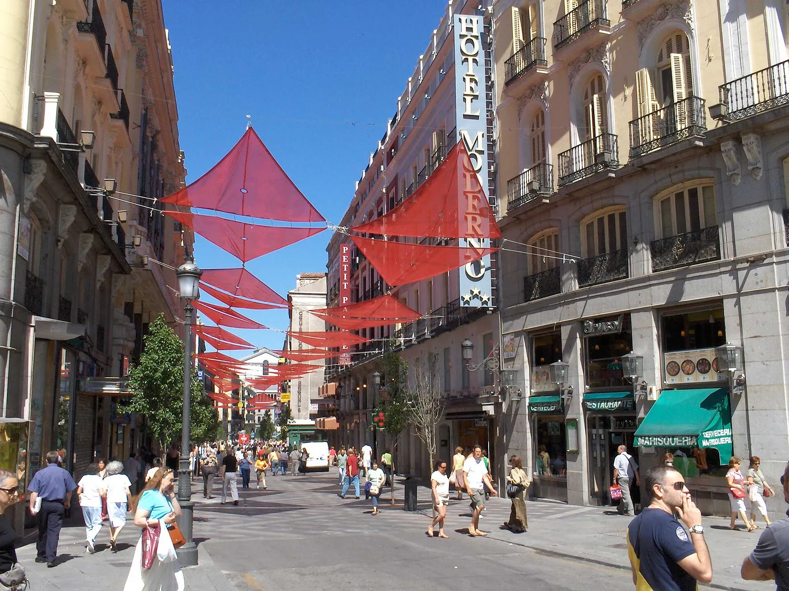 Una calle del centro de Madrid bajo el sol