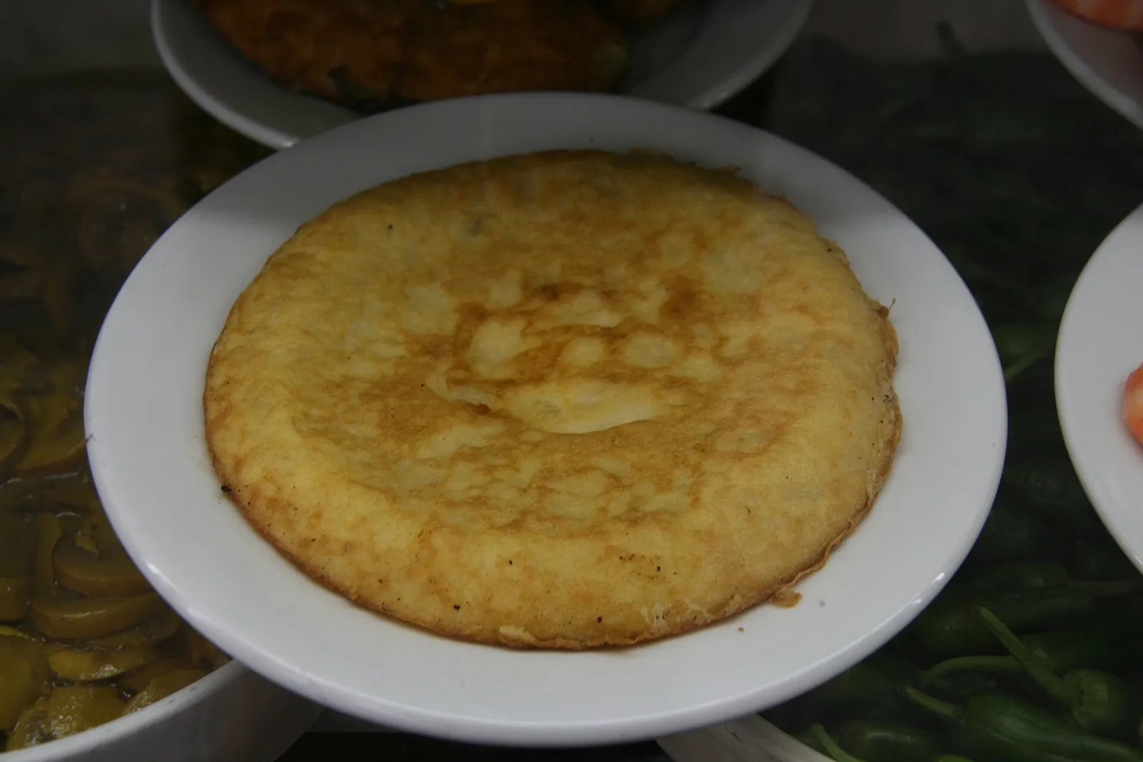 Una tortilla de patatas servida en un plato