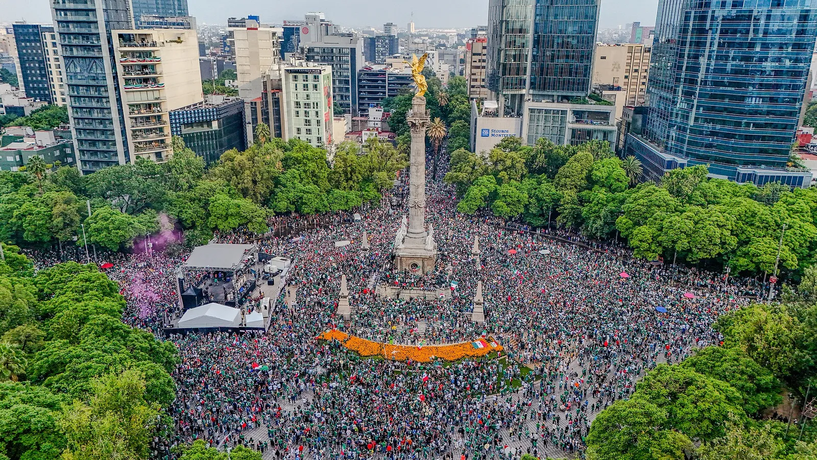 Vista aérea de una celebración multitudinaria de México en el Mundial 2026 (imagen de archivo)