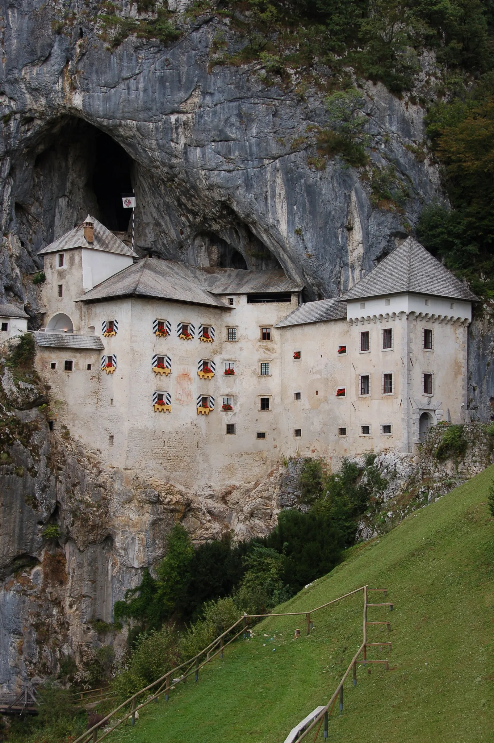El castillo de Predjama, encajado contra la roca, en Eslovenia