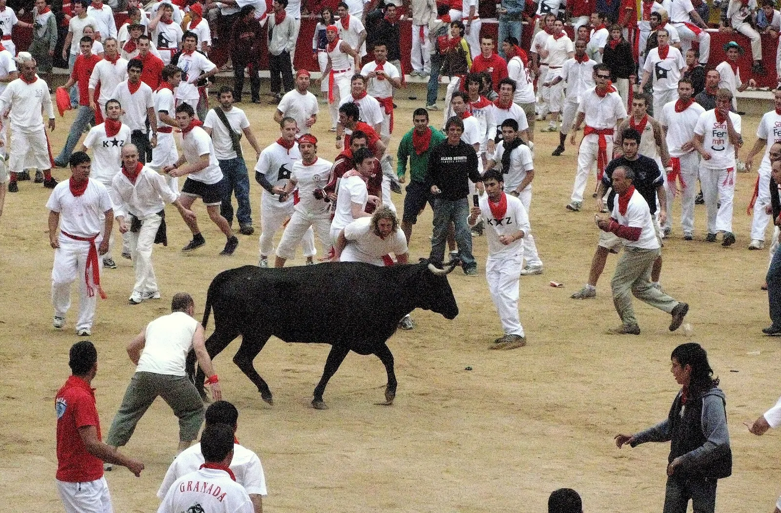 Ambiente de los Sanfermines en la plaza de toros de Pamplona (imagen de archivo)