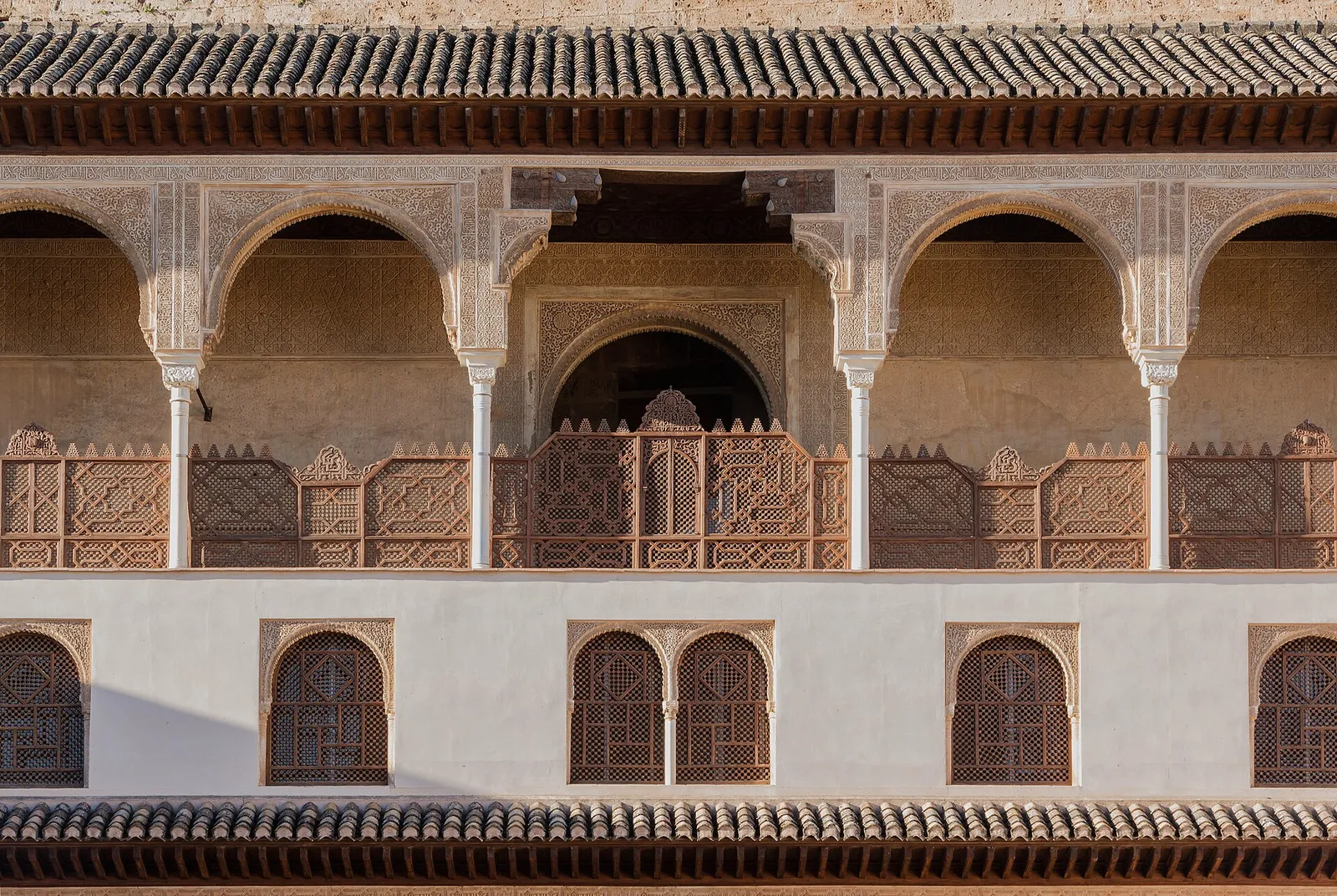 Galería del Patio de los Arrayanes, en la Alhambra de Granada
