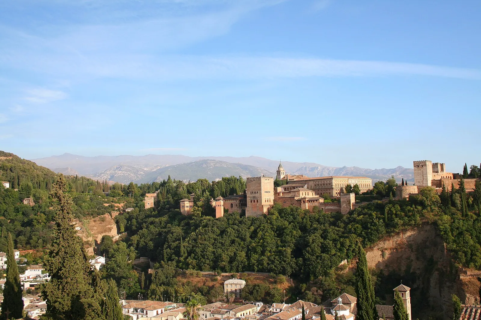 La Alhambra de Granada con Sierra Nevada al fondo