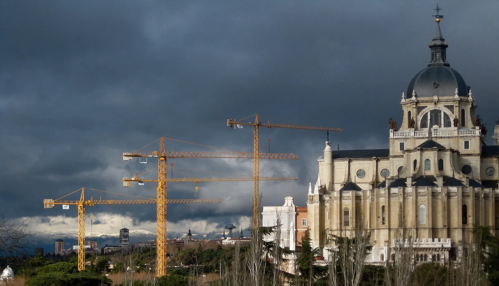 Grúas junto a la catedral de la Almudena, en Madrid
