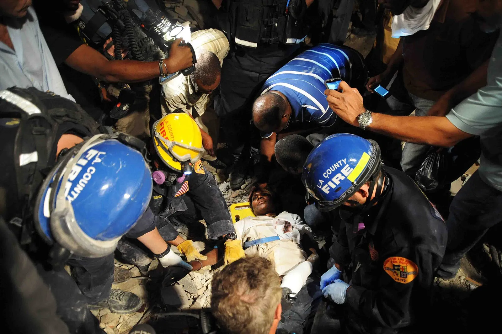 Un equipo de búsqueda y rescate trabaja en un edificio derrumbado (imagen de archivo)