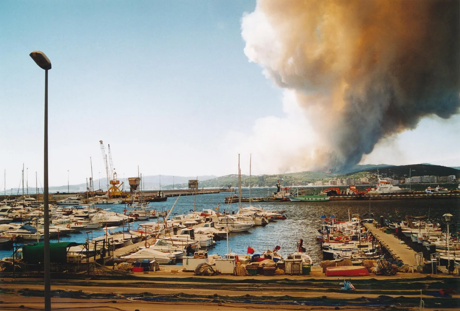 Columna de humo de un incendio forestal en la zona de Platja d'Aro (Costa Brava)