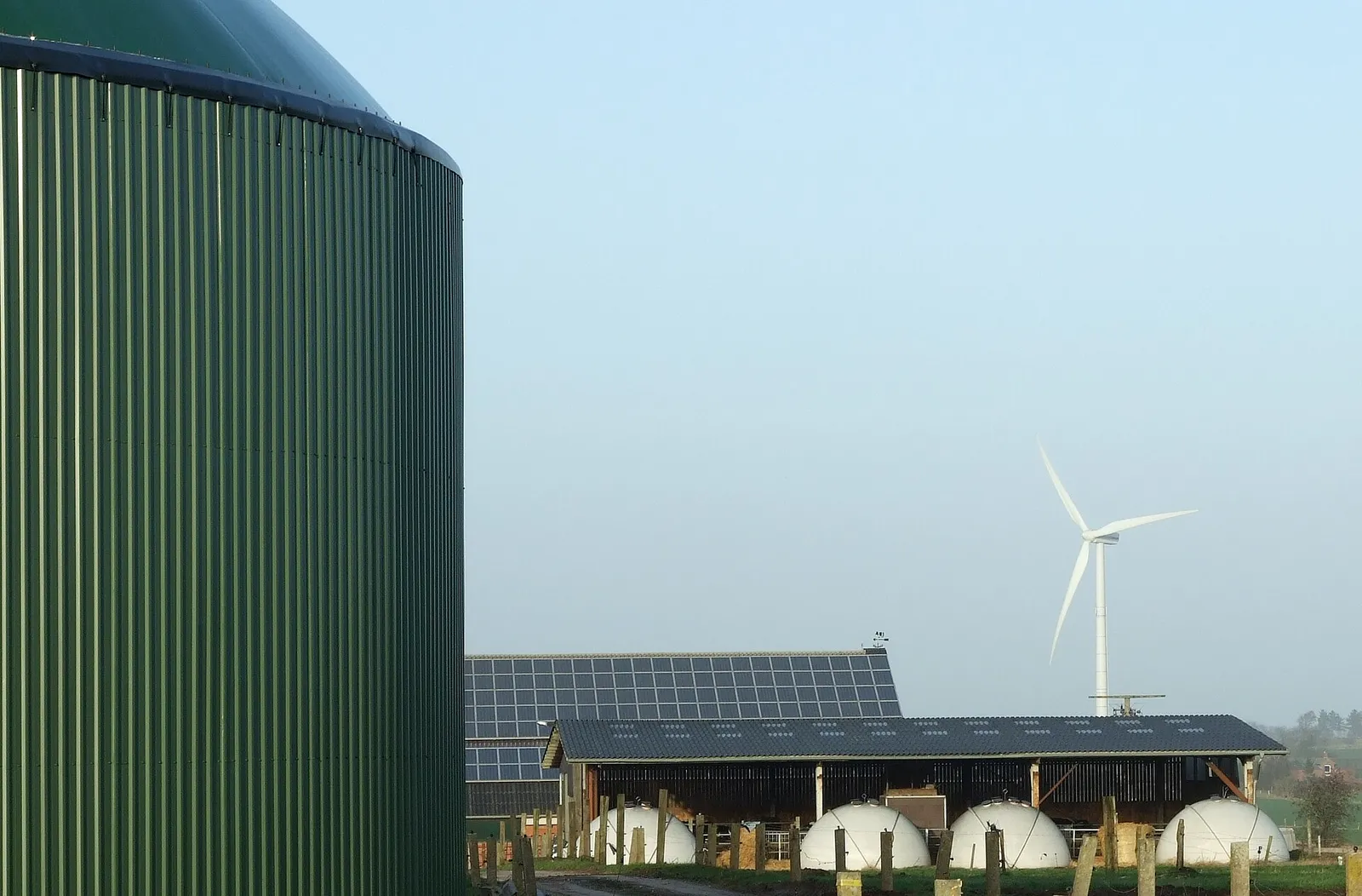 Una planta de biogás junto a instalaciones de energías renovables