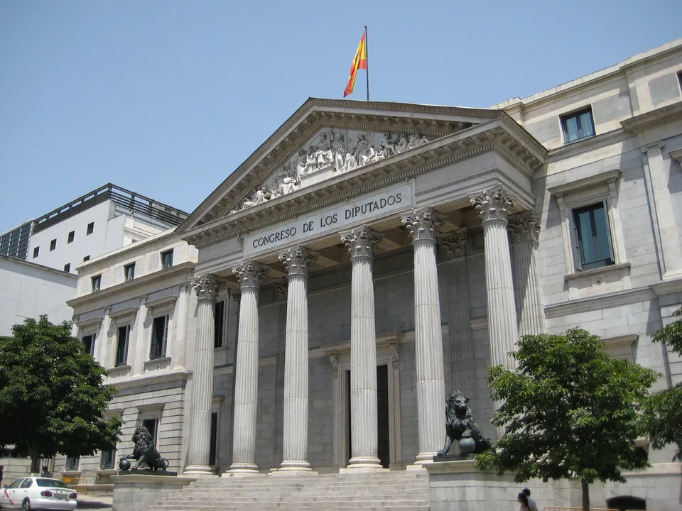 Fachada del Congreso de los Diputados en Madrid con sus leones de bronce