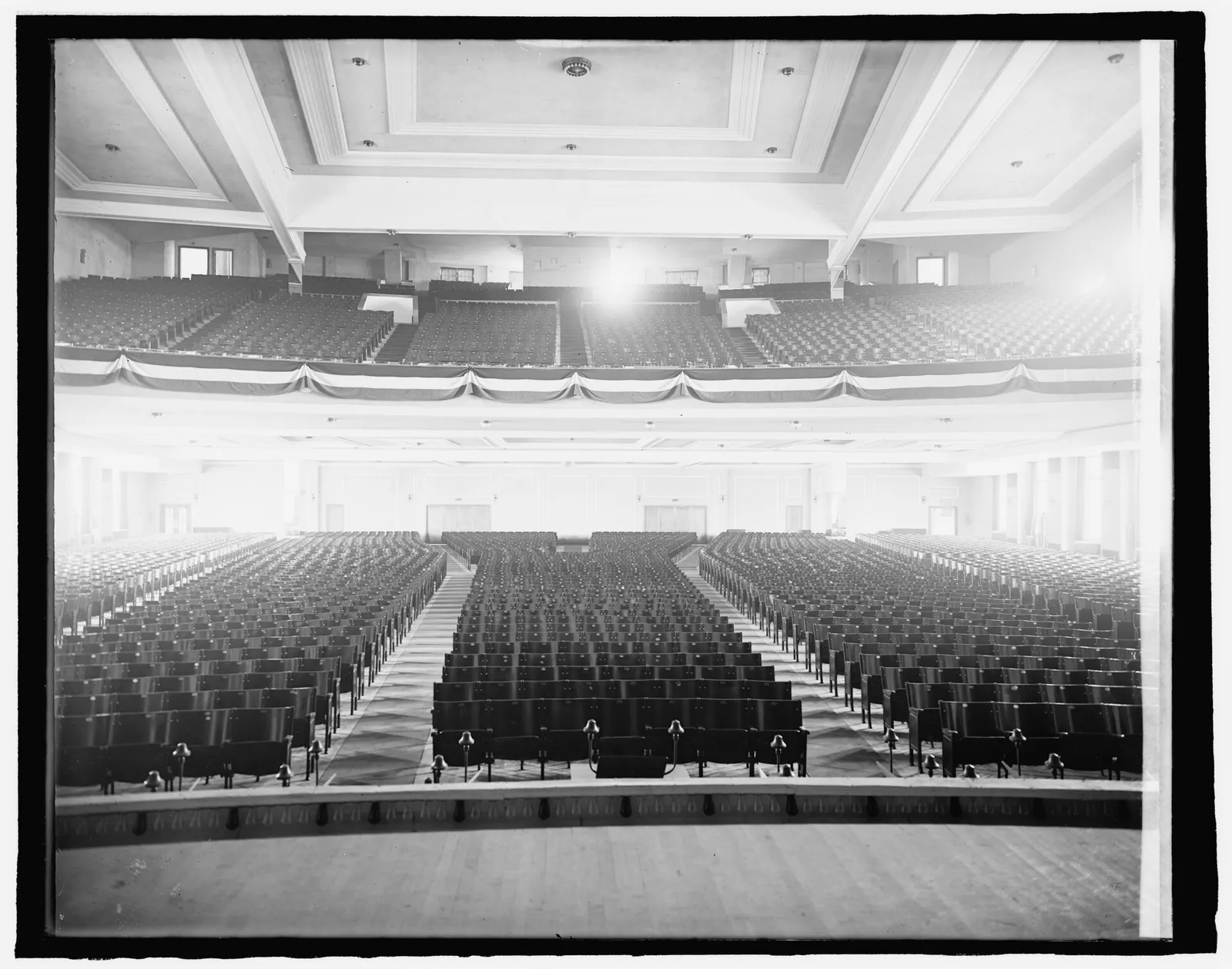 Interior de un gran auditorio teatral (imagen ilustrativa)