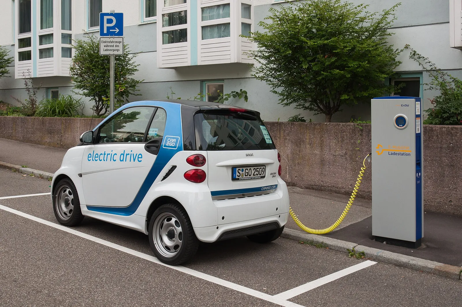 Un coche eléctrico cargando en una estación (imagen de archivo)