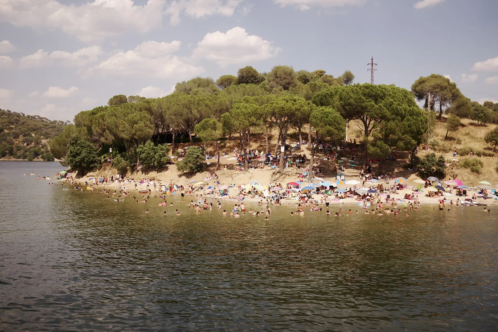 El pantano de San Juan, conocido como la playa de Madrid, única zona de baño interior de la Comunidad con Bandera Azul