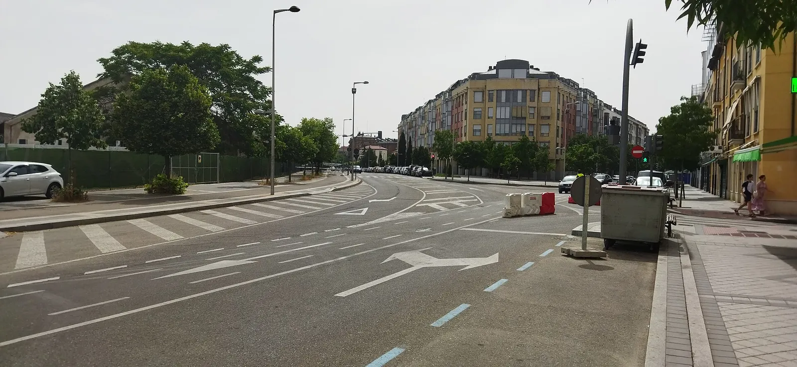 Una calle de Valladolid durante una ola de calor, con los viandantes buscando la sombra