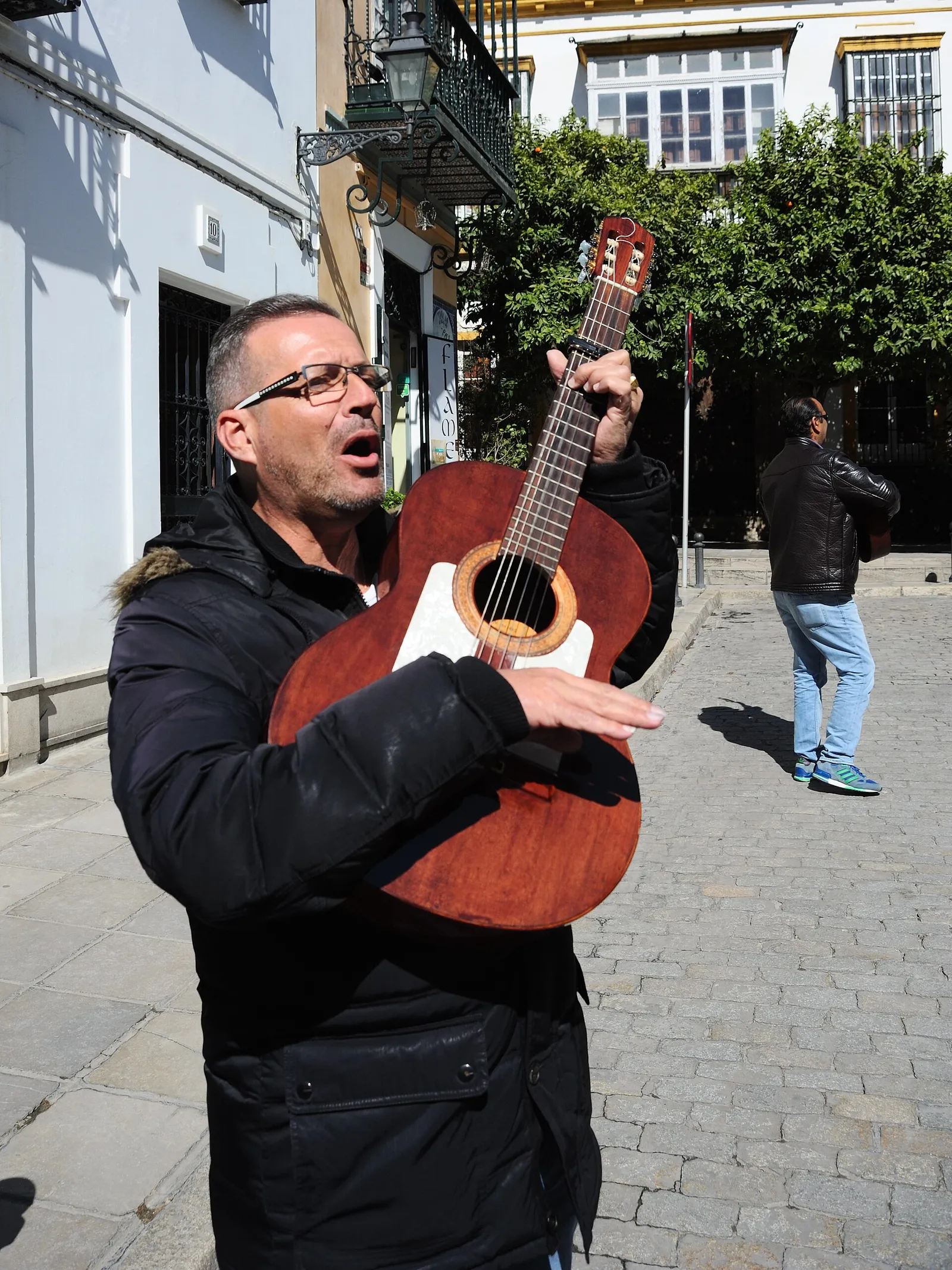 Un músico callejero toca la guitarra en Sevilla (imagen de archivo)