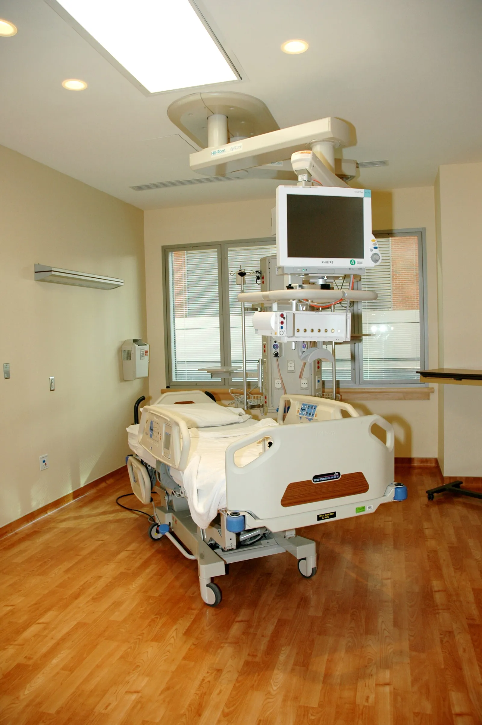 Habitación de hospital con una cama (imagen de archivo)